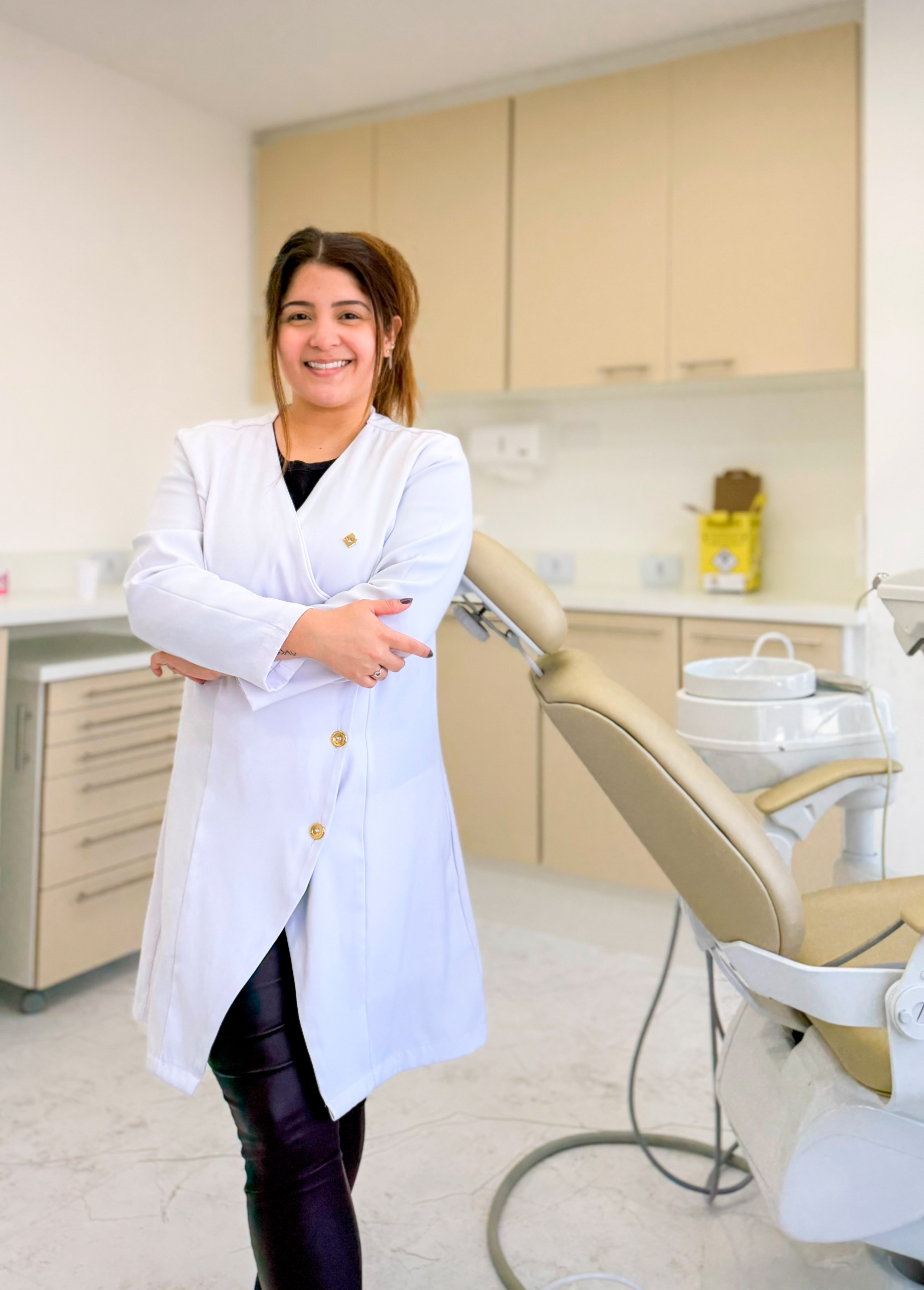 Dra. especialista da Lumen Dental Studio em seu consultório moderno